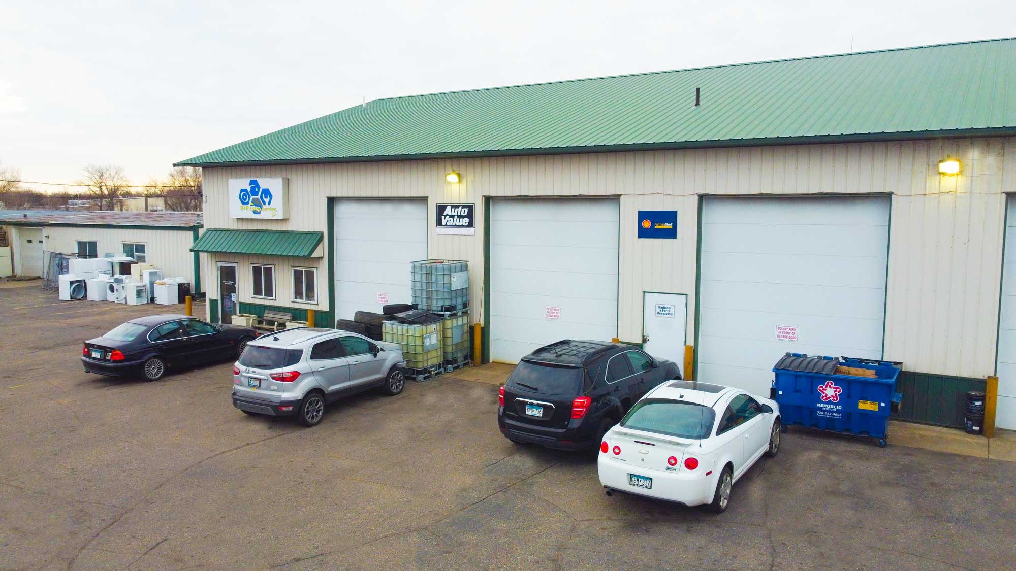 Automotive shop for rent near me with 3 garage doors and car hoists.