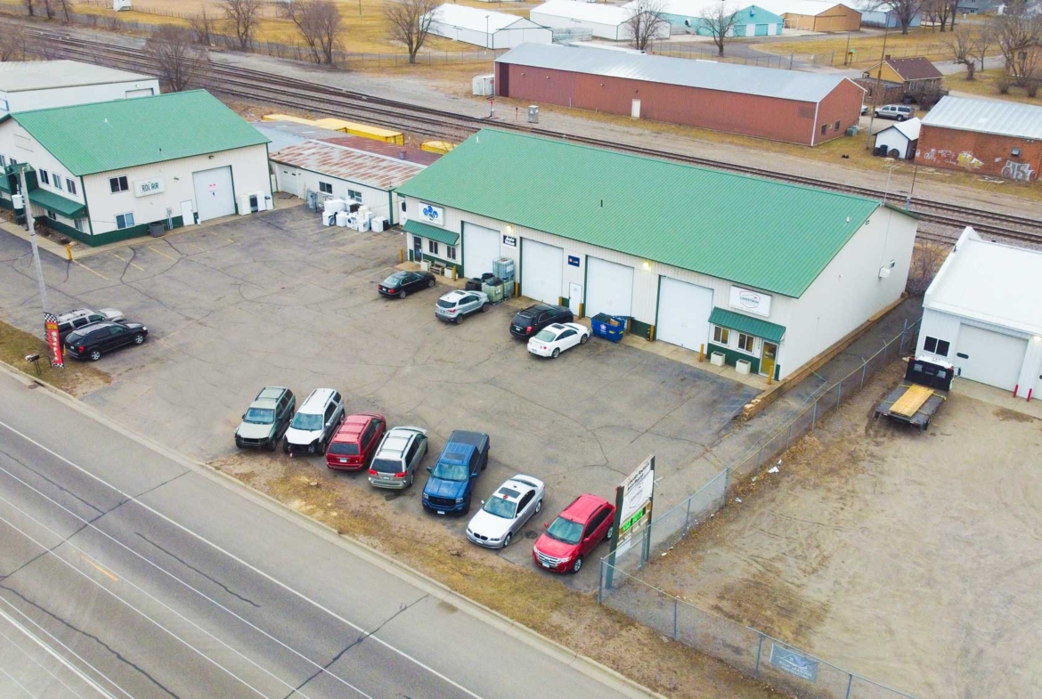 Automotive garage for rent with ability to be a car dealership and obtiain the license with the city of Sauk Rapids.